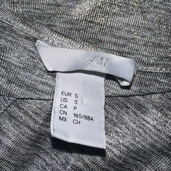 H&M| V HALS SHIRT ✨ - Picture 7 of 7